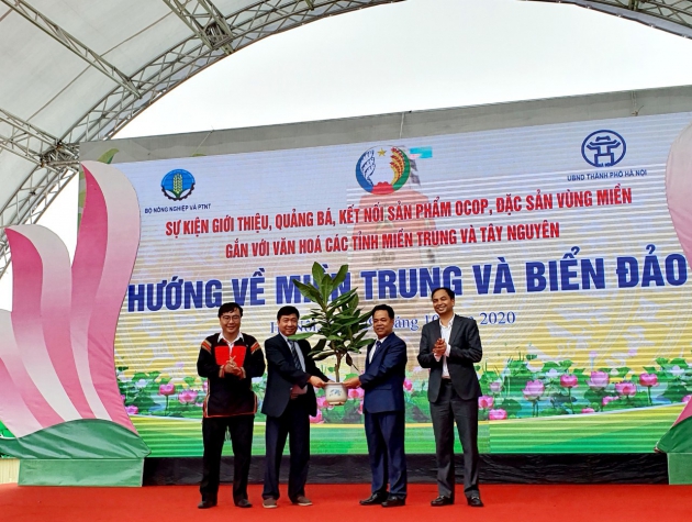 Một hành trình ý nghĩa - Chung tay hướng về miền Trung và Biển đảo quê hương